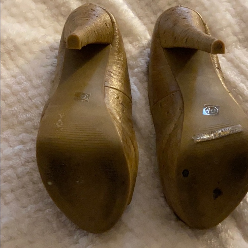 Shoes - Picture 3 of 4